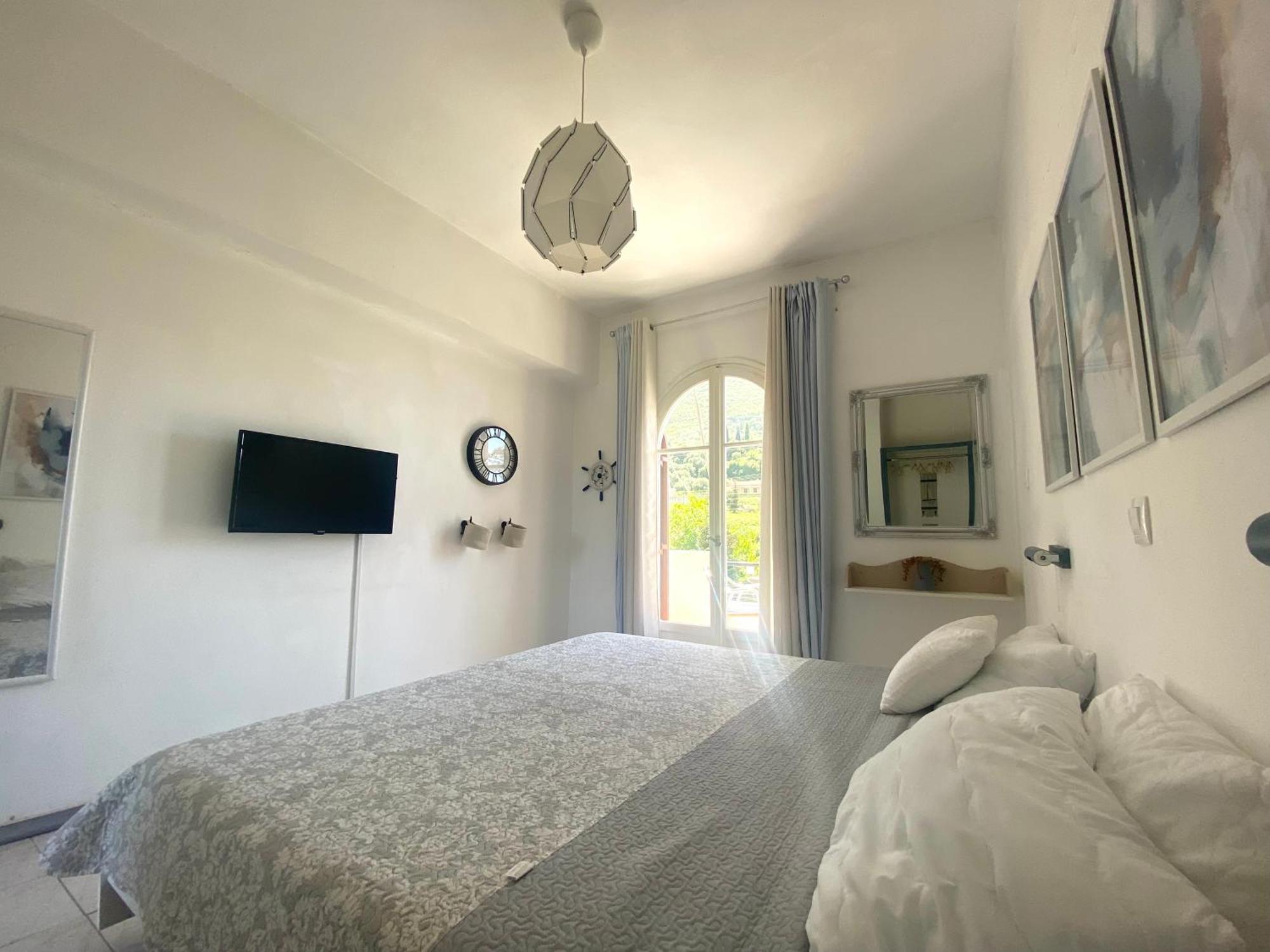 Navy Apartment With Mountain View &Private Parking Vatos Bagian luar foto