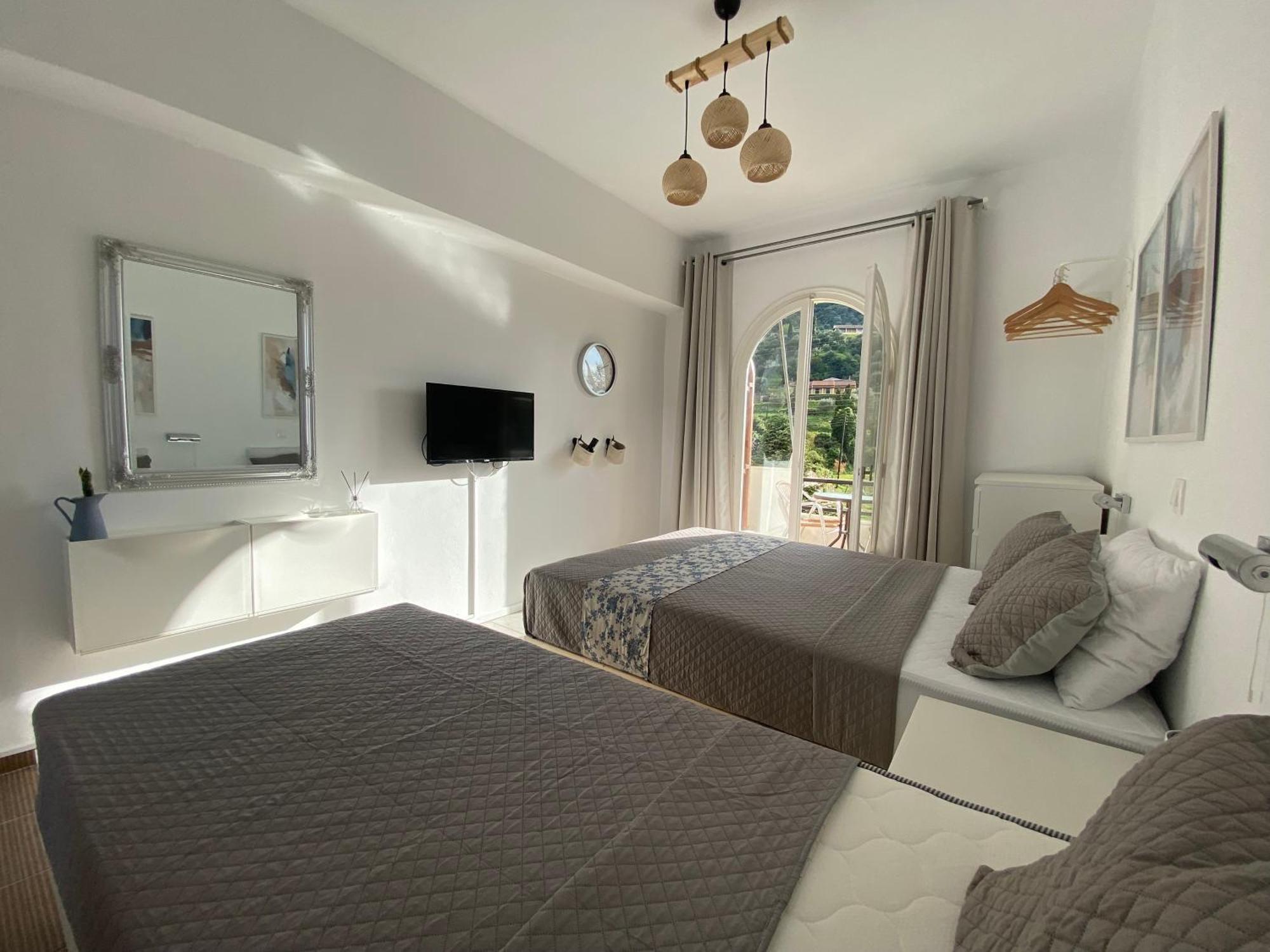 Navy Apartment With Mountain View &Private Parking Vatos Bagian luar foto